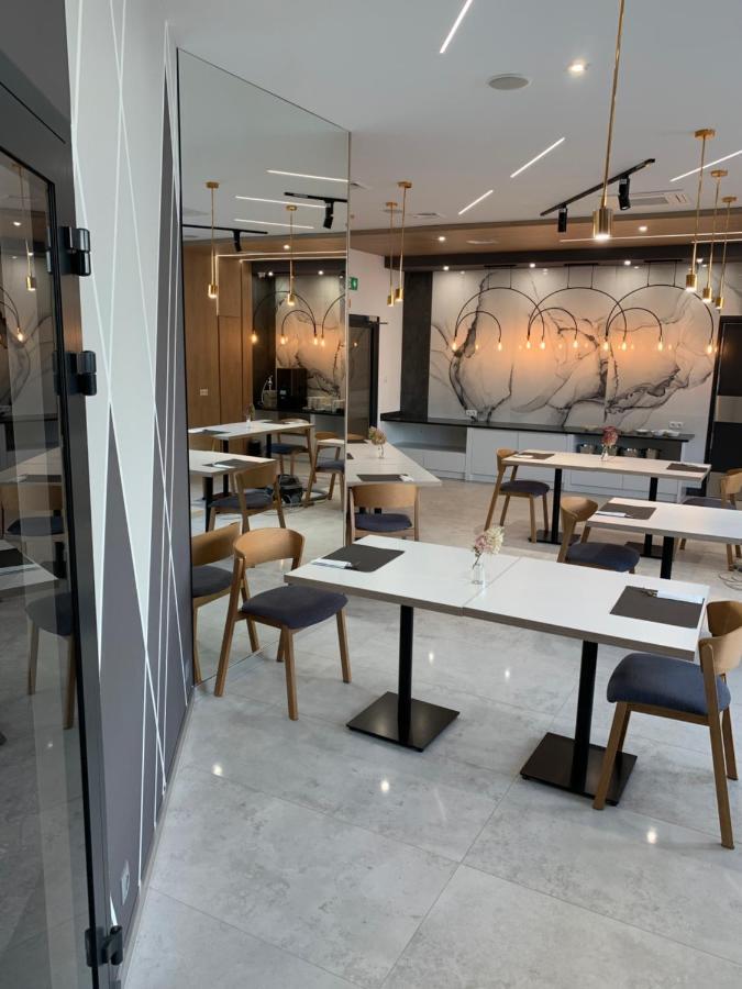 Hotel Coliber Klobuck Екстериор снимка